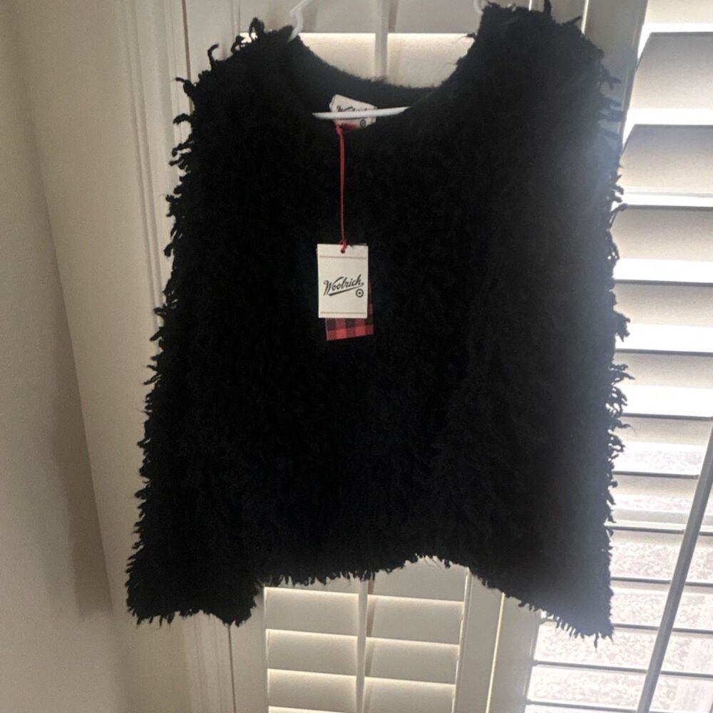 Woolrich Women's Black Textured Short Sweater.